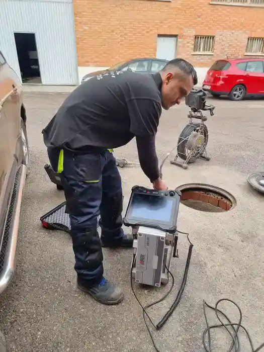 Inspección de sistema séptico con cámara guiada